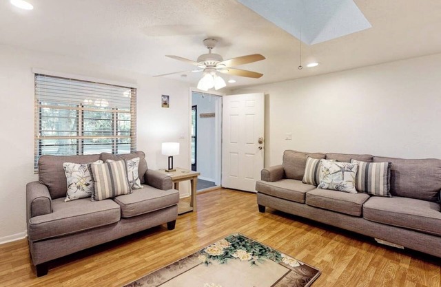 Quaint 2/2 Pool Home minutes away from Siesta Key Beach! Heated Pool!