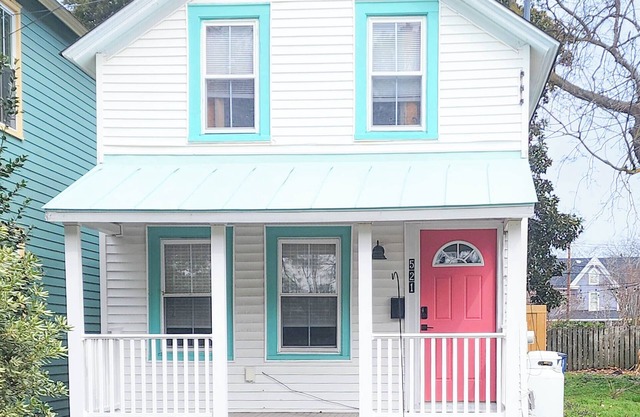 Quaint 2BR, 1 1/2BA home close to beach, dining & shopping!