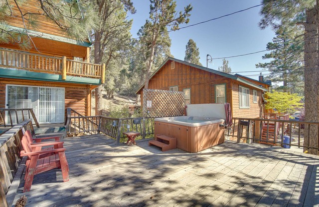 Quaint Big Bear Home w/Hot Tub: 4 Mi to Skiing!