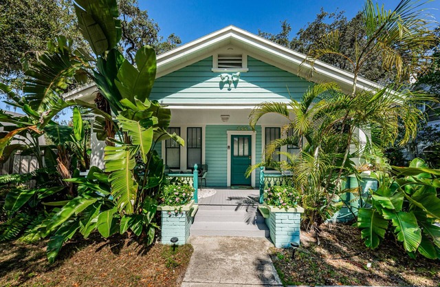 Quaint bungalow just off Main Street Last Minute openings!