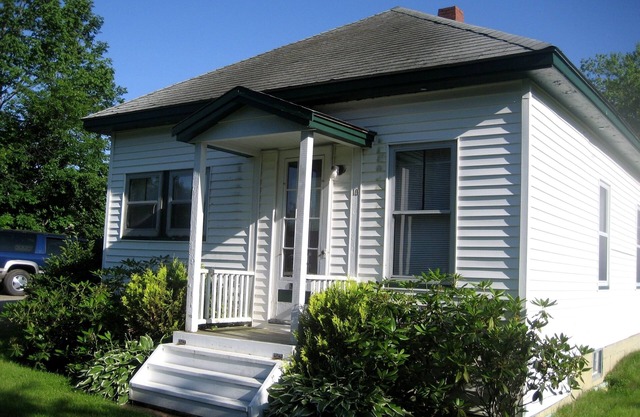 Quaint Bungalow Minutes From Downtown, Harbor, Shops
