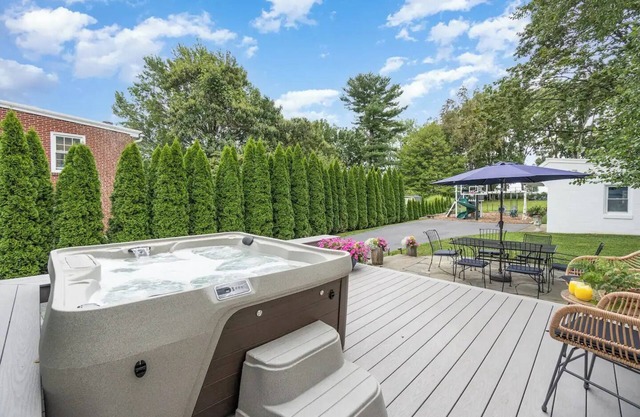 Quaint & Convenient Lancaster Farmette w/Hot Tubnn