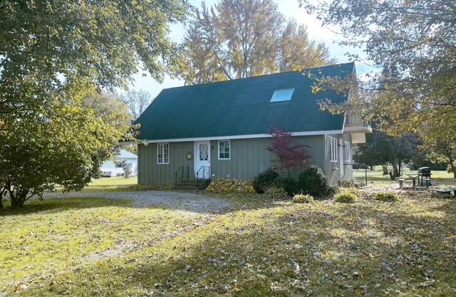 Quaint Cottage SO Close to Lake Erie