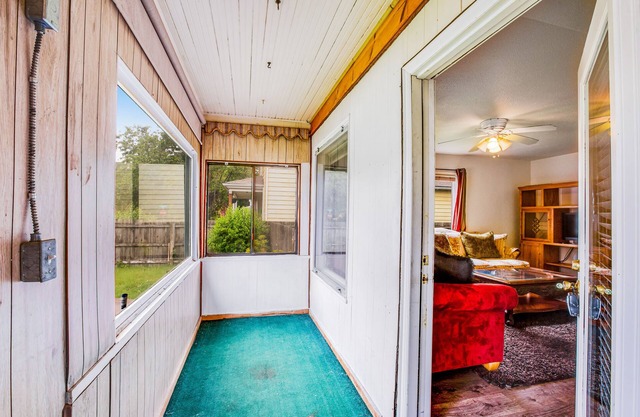 Quaint cottage with enclosed yard, patio, full kitchen, & washer/dryer