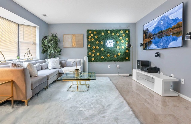 Quaint & Cozy Premier Spacious Town Home/Fast Wifi