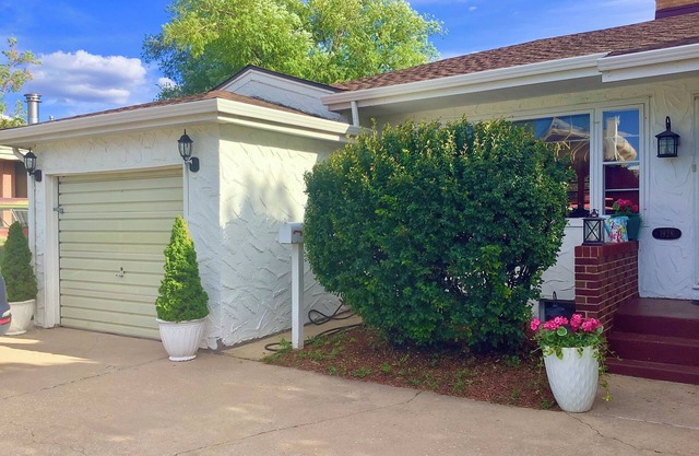 Quaint Downstairs Apartment by Campus w/amenities