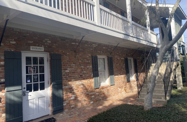 Quaint hideaway with old New Orleans appeal- Close to Downtown shopping & eats!
