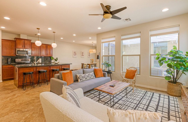 Quaint home walking distance to Superbowl with patio, AC, W/D & pool access