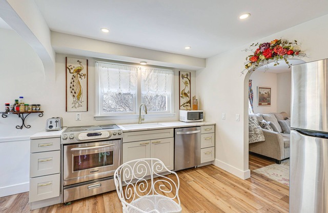 Quaint Hot Springs Home < 1 Mi to Downtown!