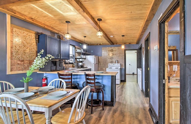 Quaint Ironton Getaway w/Fire Pit, Gas Grill!