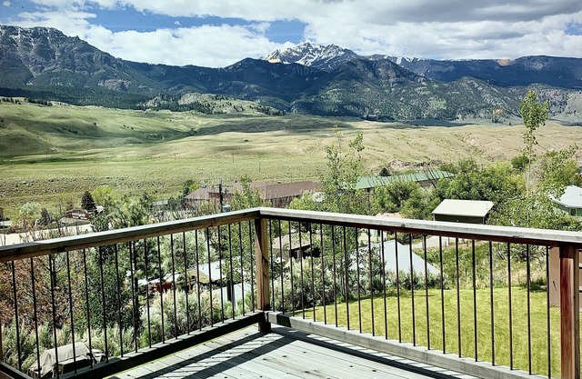 Quaint loft with spectacular views of the Gallatin Mountains