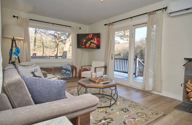 Quaint, Off Grid Lakefront Cabin on 200 private Acres