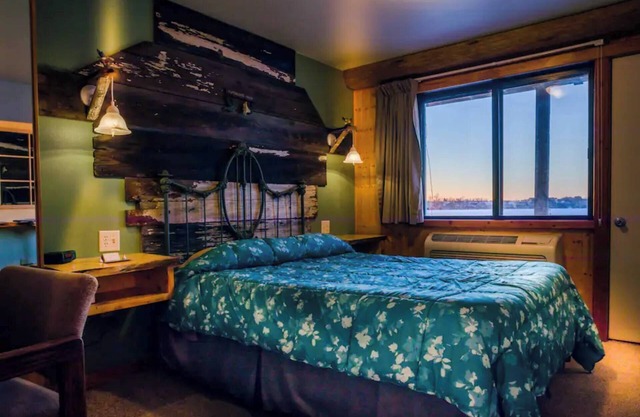 Quaint room overlooking the lake called Hummingbird Haven - Curriers Lakeview