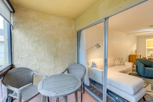 Quaint Sarasota Condo 4 Mi to Siesta Key Beach!