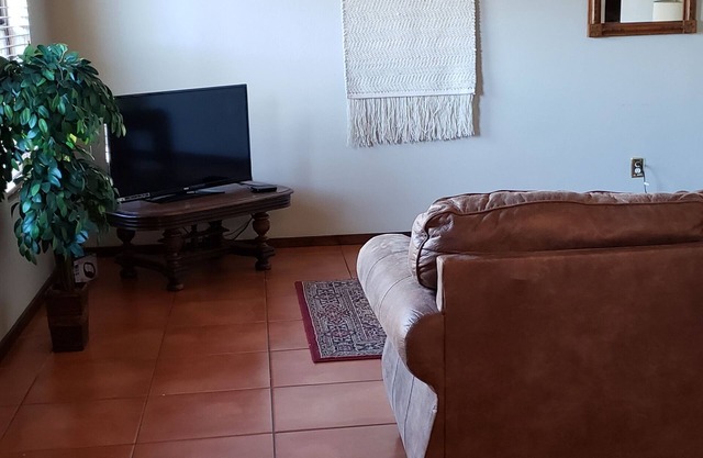 Quaint Townhouse, Great location close to the beautiful Catalina Mountains.