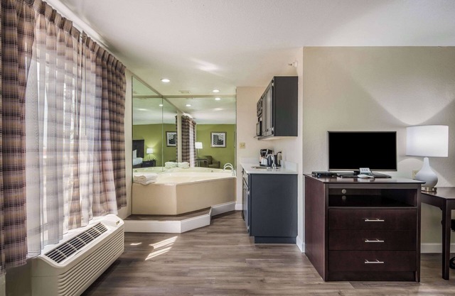 Quality Inn & Suites Quincy - Downtown