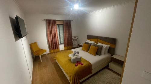 Quarto com wc privado, cozinha e sala