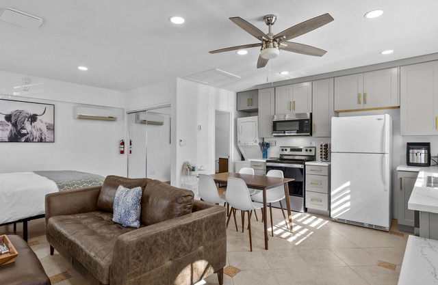 Quartz Hill Studio: Kitchen, TV, Washer/Dryer