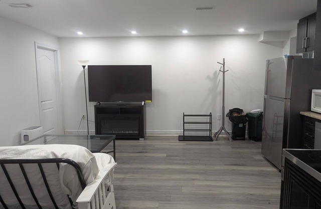 Queen bed occupancy with attached washroom - Close to YKF airport