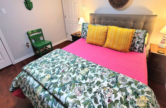 ★Queen Bedroom for 2 People in private home★30+ Amenities★Clean★Quiet