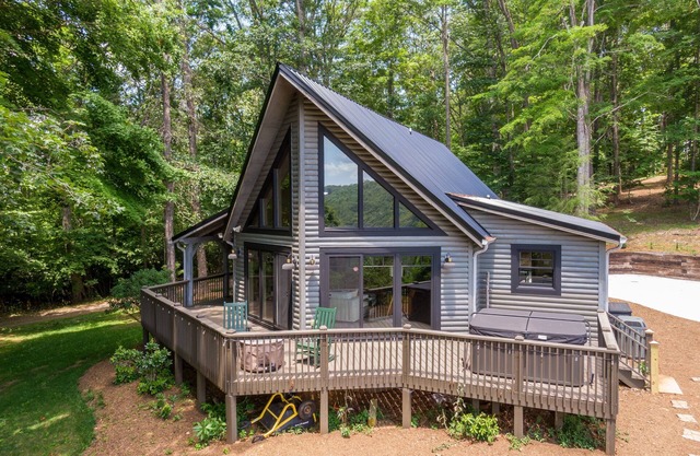 Queen Ridge Cabin - Great views, secluded, hot tub, fire pit!