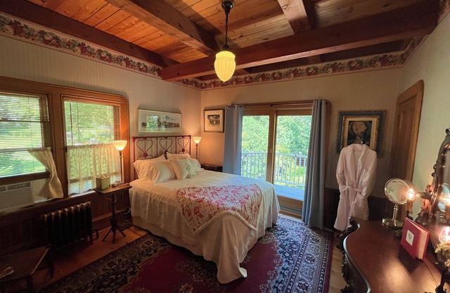 Queen's View B&B- Bill's East, Balcony Lake Views, Sauna, Pool, Bayfield, WI