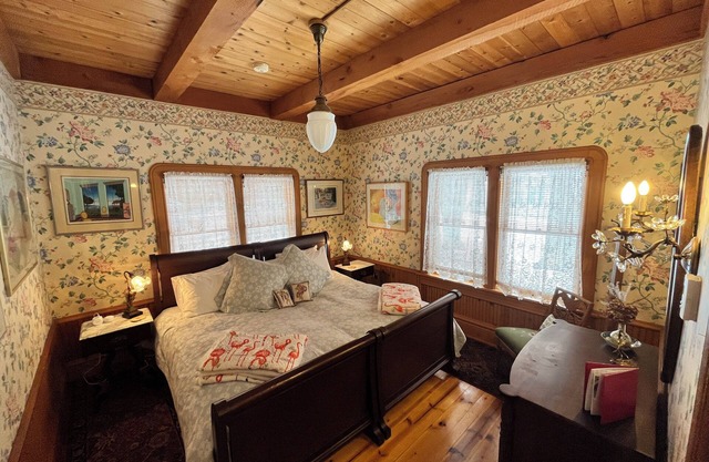 Queen's View B&B- Bill's West, Lake Views, Sauna, Pool, Garden, Bayfield, WI