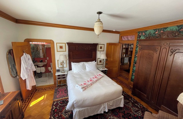 Queen's View B&B- Maggie's Suite, Lake views, Sauna, Pool, Gardens, Bayfield, WI