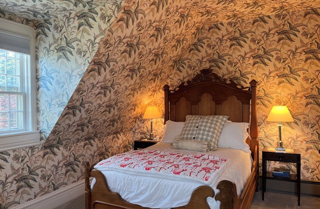 Queen's View B&B- Mona's South, Lake Views, Sauna, Pool, Garden, Bayfield, WI