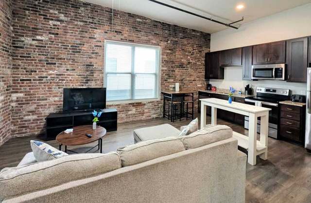 Queen Studio on West Pine– Close to Barnes
