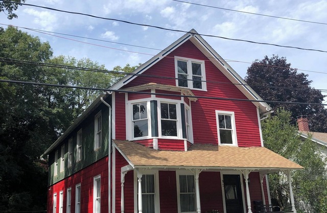 Queenan, 1-St Floor, 2-bed, Downtown Historic Mystic. Short walk to everything.