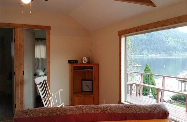 Queens Bay Hideaway Lakefront Cottage