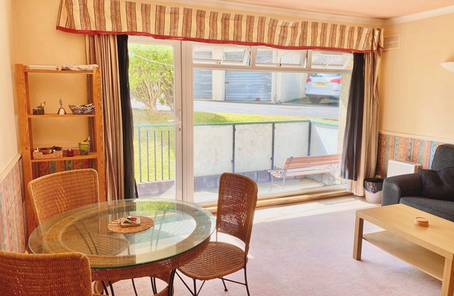 Queen’s Park Court | Spacious 2-Bedroom Flat by Holyrood Park