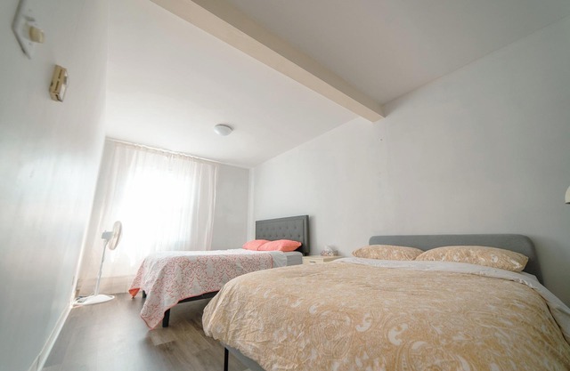 Quiet 2 BDR+Free Parking+Near Metro+Near Downtown