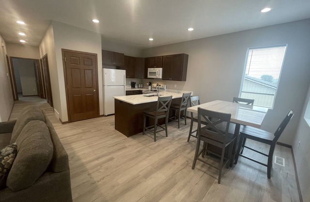 Quiet 2 BR condo Spirit Lake. Minutes from Arnolds Park, Okoboji, Spirit Lake E