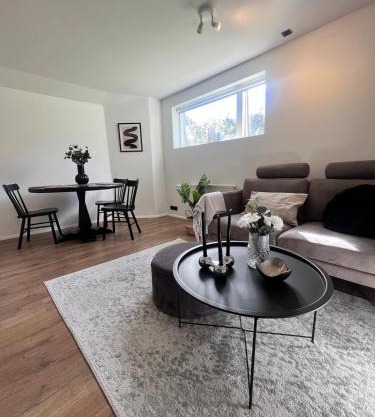 Quiet 2 Room apt - Free Parking - Near Bus stops
