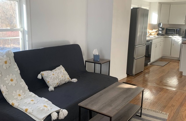 Quiet 2bd Townhome apt in the heart of Cheshire. Backyard.