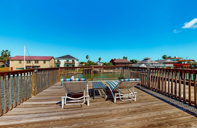 Quiet 3 bedroom home with water views, dock & private gas grill