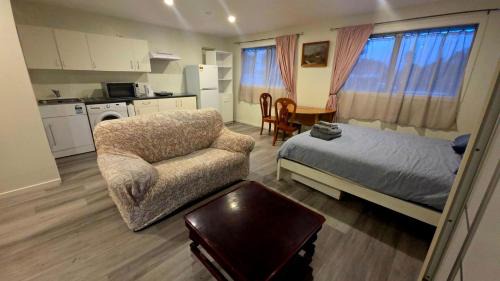 Quiet 40m Studio - Kitchen, Washer, AC, Work Desk