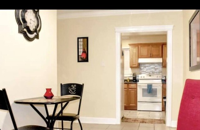 Quiet and clean 2 BD home all yours!!(Green St A)