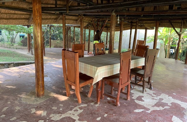 Quiet, and Serene. Boarders Mpanga Forest for nature walks, hikes and birding.