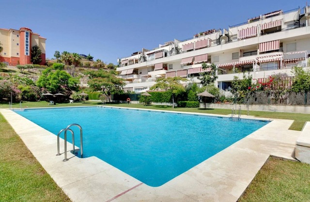 Quiet apartment between golf and sea with pool
