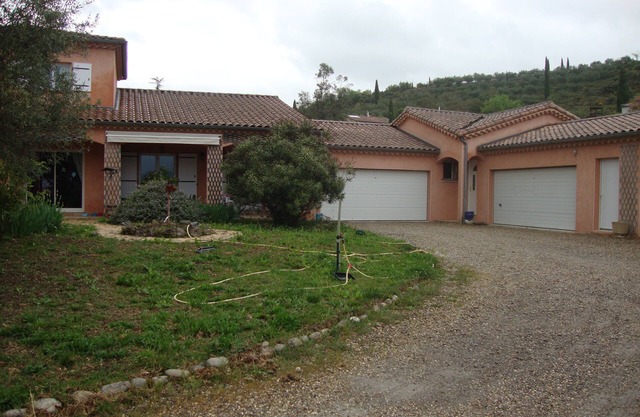 Quiet apartment in property near the city center