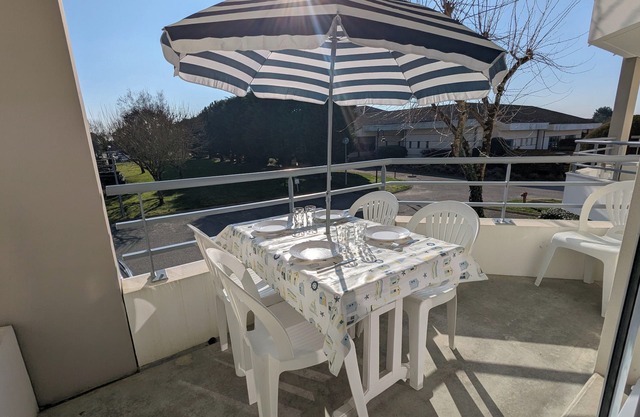 Quiet, bright T2 apartment in the Golf hamlet with balcony and swimming pool