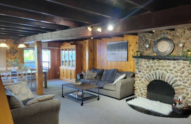 Quiet by the lake, Cozy cottage w/hot tub and fire pit