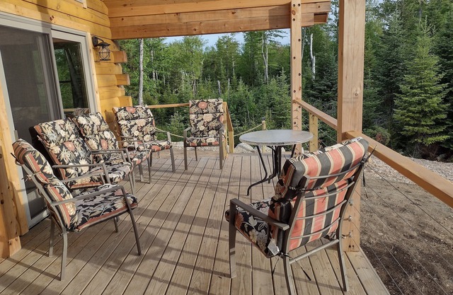 Quiet cabin in the woods with beautiful ocean views on the rocky Maine coast!