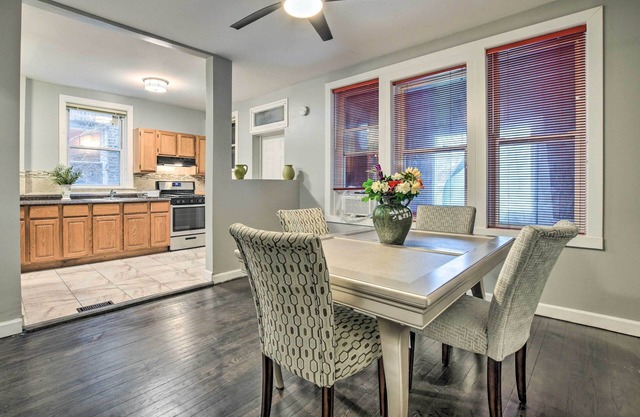 Quiet Chicago Townhome: Walk to Subway Stations