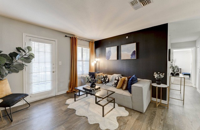 Quiet & comfy~five star location~ 2king bed