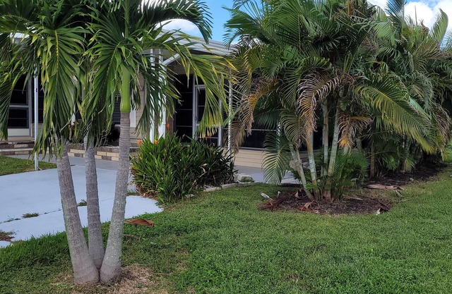Quiet community 2 Bed 2 Bath minutes away from Bradenton, FL.
