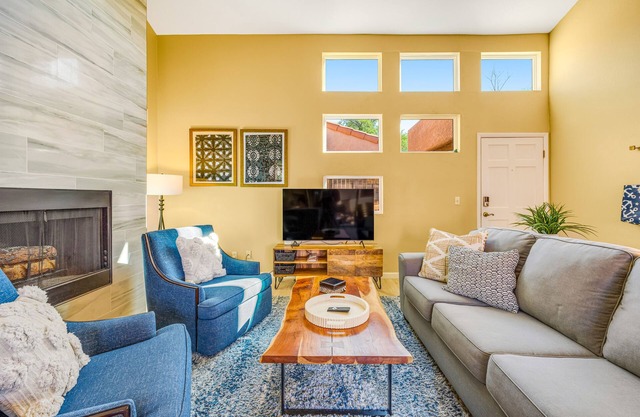 Quiet condo near Sabino Canyon with pool, hot tub, tennis & amazing views